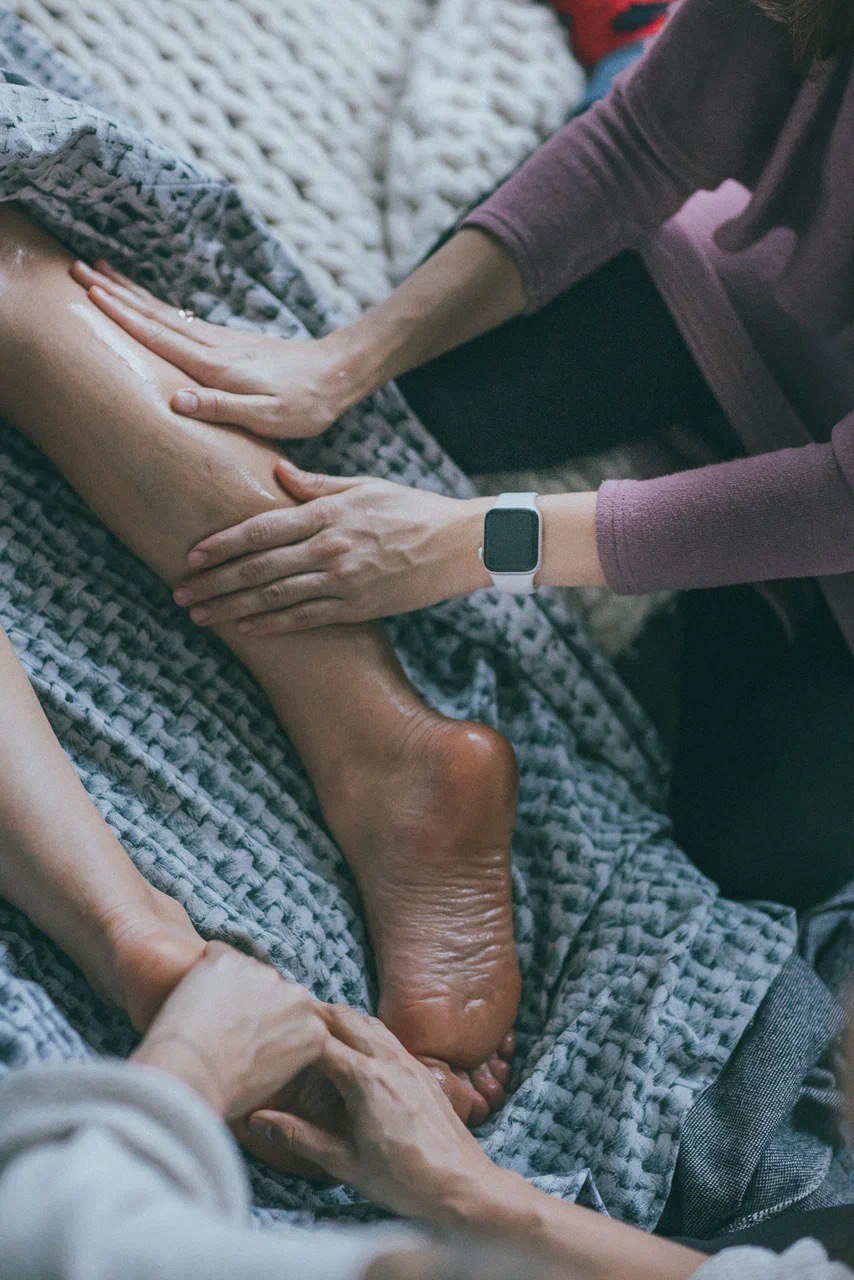 Пеленание - очень старая практика, которая есть почти в традиции всех народов. На руси такими обрядами занимались более старшие женщины рода или повитухи. 